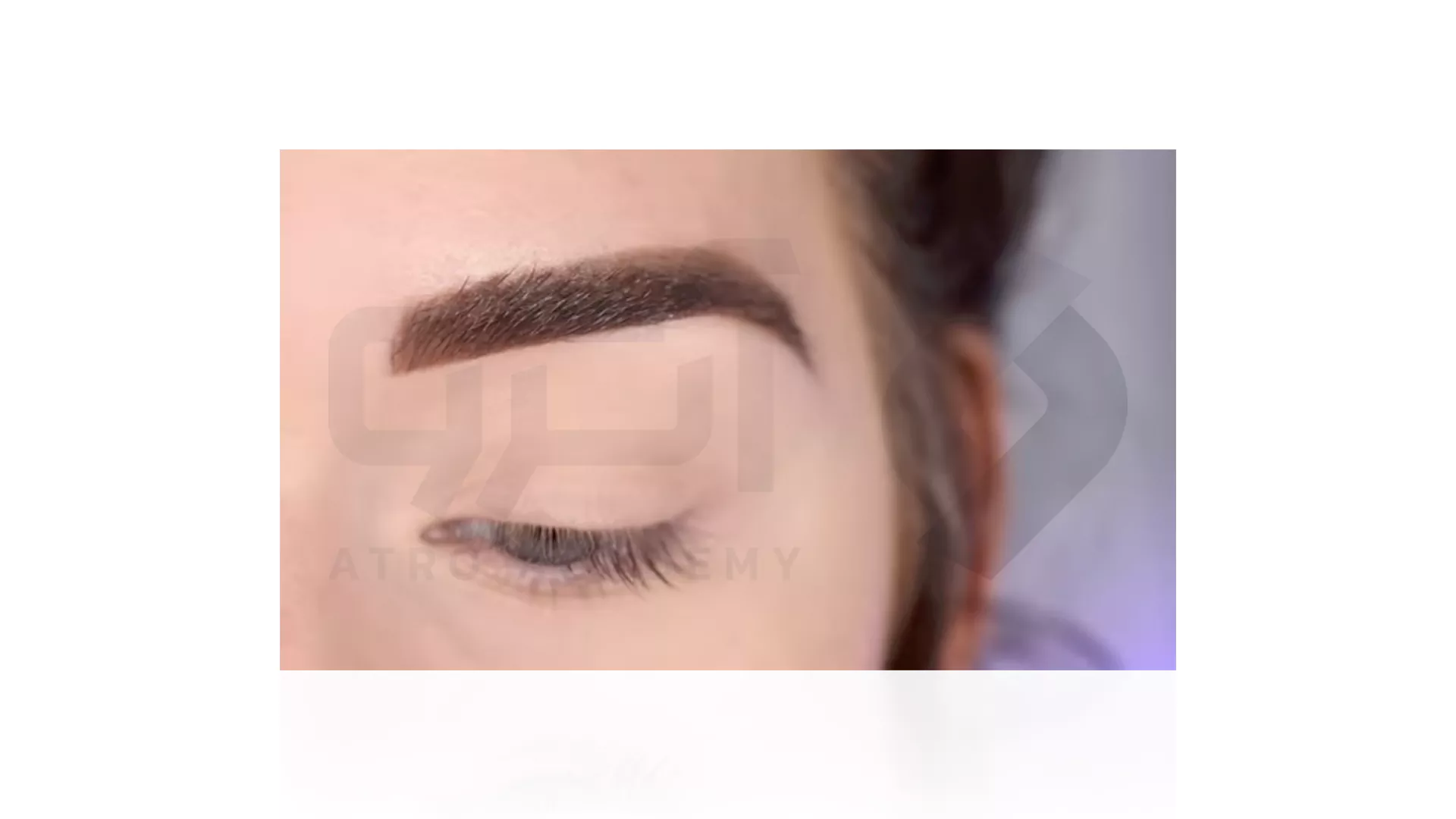 زیرسازی در میکاپ چشم لایت