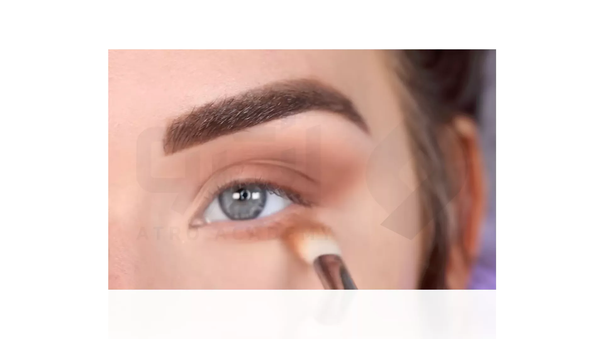 نحوه بزرگ کردن چشم با آرایش لایت