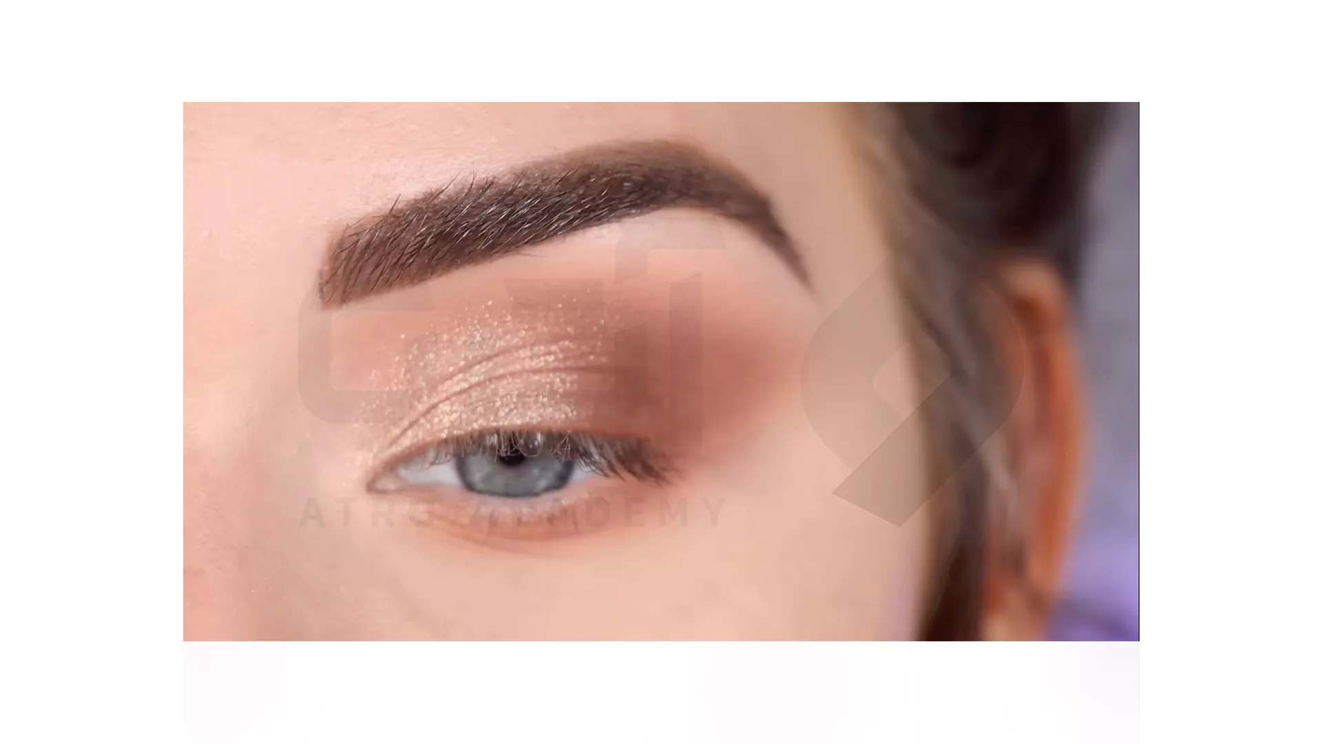 نحوه زدن سایه شیمر در میکاپ چشم لایت